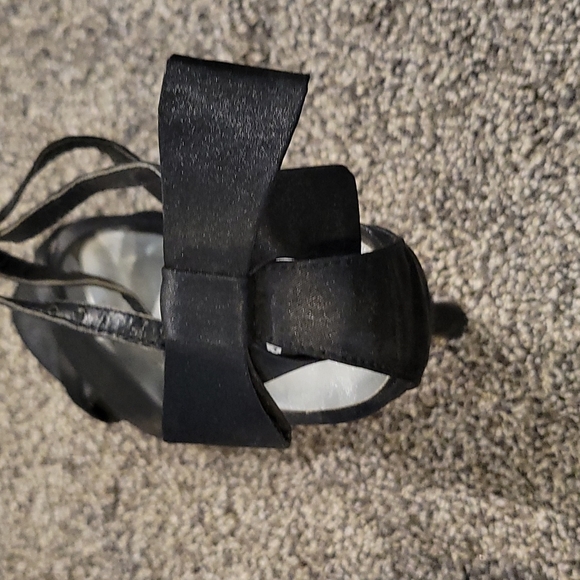 Bow detailed heel - Picture 2 of 2